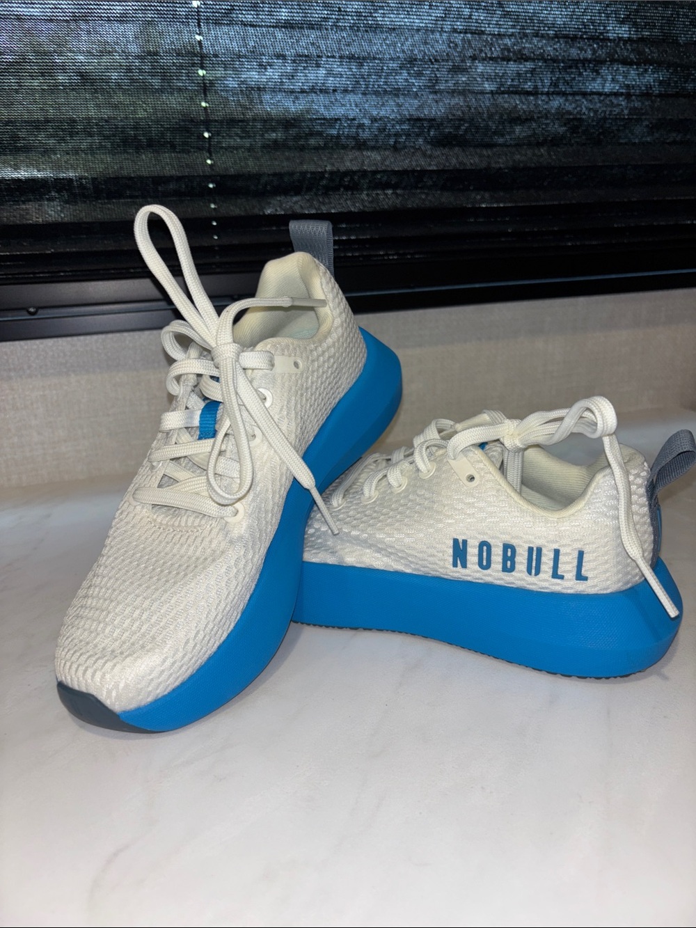 No Bull Sz 5 White Blue Knit Fitness Gym Trainer Sneakers